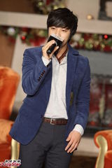 组图：金桢勋优雅亮相腼腆与女粉丝拥抱