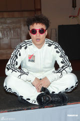 组图：杨千嬅撑场叱咤记者会 多对绯闻情侣同台