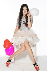 组图：王希之变身糖果公主 造型百变俏皮可爱
