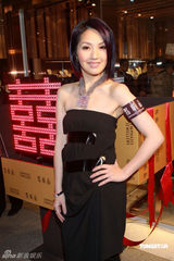 幻灯图集：杨千嬅黑礼服妩媚出镜 尽显熟女风韵