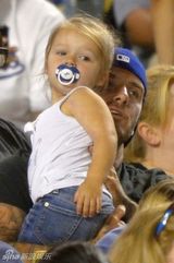 组图：小贝化身奶爸哄女儿 小七捏脸抢帽玩老爸