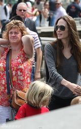 组图：安吉丽娜-朱莉携4子逛水族馆享受亲子乐