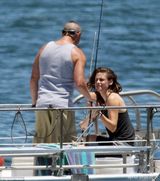 组图：暮光女穿军装现身片场 手拿酒瓶悠闲垂钓