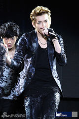 组图：韩团f(x)EXO-M等亮相上海K-POP音乐演唱会