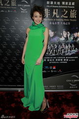 组图：容祖儿献唱被猛男保护 甜笑认男友喜绿装