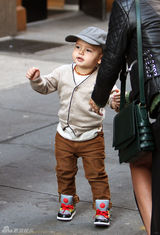 组图：超模米兰达-可儿外出 儿子弗林酷萌抢镜