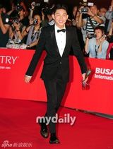 组图：李贤宇金素妍等星亮相釜山电影节开幕式