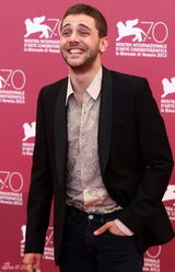 组图：《农场旅行》发布会 伊夫林大露美背