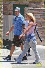 组图：布兰妮穿破洞装素颜出行 男友恩爱相随