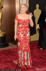 组图：奥斯卡红毯贝蒂-米勒刺绣红裙显优雅