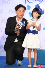 组图：陈奕迅个唱门票秒杀 与童星 乔 乔 比鬼脸