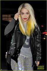 瑞塔-奥拉与型男DJ牵手 小鸟依人幸福浅笑(图)