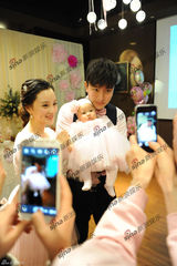 李小璐爱女百日宴 贾乃亮父母现身其乐融融(图)