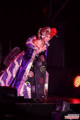 组图：幸田来未开唱变身蓝色妖姬 撅臀秀S曲线