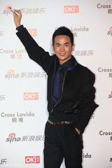 组图：张晓龙亮相街拍盛典黑衣硬朗