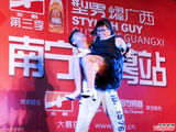 组图：广西型男大赛选手举起200斤女主持晋级