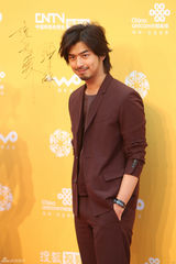 组图：陈柏霖亮相北影节 长发蓄须造型帅酷迷人