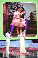 组图：杨钰莹《歌声传奇》当幼师泪流满面