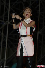 组图：萧亚轩音乐节暴雨开唱 红唇白裙迟登台