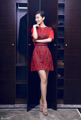 组图：苗圃最新封面大片 清丽端庄显高雅格调　