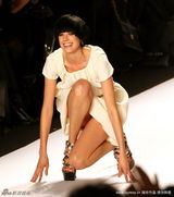 高清组图：超模阿格妮丝迪恩走秀跌倒 险些走光