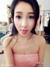 组图：郭美美嘟嘴晒自拍照 自称是公主