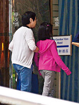 组图：罗美薇赴英陪女儿 张学友新宠女助手曝光