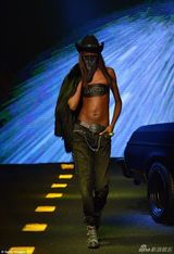 组图：黑珍珠变身女牛仔走秀 抹胸帅气秀蛮腰