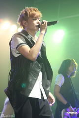 组图：八三夭开唱阿信站台 欲学谢和弦微博放料