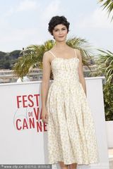 组图：奥黛丽-塔图清纯短裙秀香肩