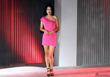 组图：赵铭奉献T台处子秀 身着粉红裙曲线玲珑