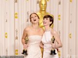 组图：奥斯卡后台海瑟薇圆梦落泪 李安拜年