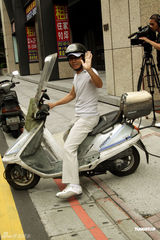 组图：selina今日大婚 任爸送早餐给媒体展亲民