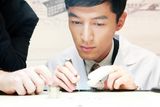 组图：胡歌化身制表师 自曝18岁就自己组装手表