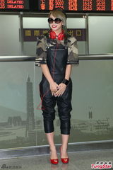 组图：幸田来未吊带皮裤亮相 脖挂耳机墨镜遮