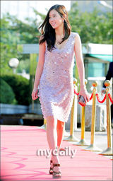 组图：朴有天闵孝琳等众星亮相首尔电视颁奖礼红毯