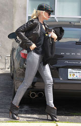 高清组图：格温-史蒂芬妮街拍 机车夹克搭潮鞋