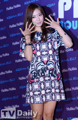 组图：朴信惠出席活动大展五彩缤纷指甲彩绘