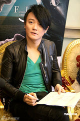 幻灯图集：飞儿乐队上海宣传 即兴演唱展不俗实力 