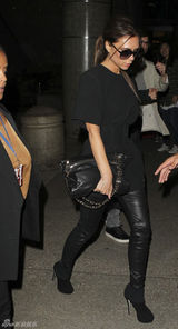 组图：贝嫂维多利亚现身机场装扮一身黑