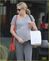 组图：泰莉莎挺大肚逛街 怀孕胃口好猛喝饮料