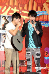 幻灯：陈伟联台北走唱 师兄张栋梁现身打气