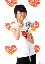 高清图：文根英金强宇携手为慈善 展现温暖笑容