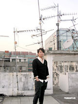 幻灯图：孙耀威天台拍新曲MV对露宿者唱歌