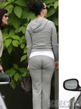 组图：凯蒂佩里灰色外套出行 紧身裤显内衣边际