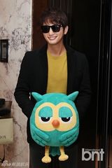 组图：朴施厚晒礼物抱猫头鹰抱枕当“继承者”