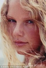 组图：泰勒-斯威夫特青涩旧照被指女大十八变