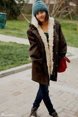 组图：刘芸冬日私服街拍  青春洋溢展率真个性