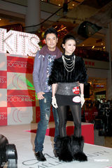 组图：Janice Man哭穷买不起车 听音乐开慢车减压