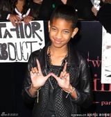 组图：《破晓》首映三人组亮相 斯图尔特秀长腿